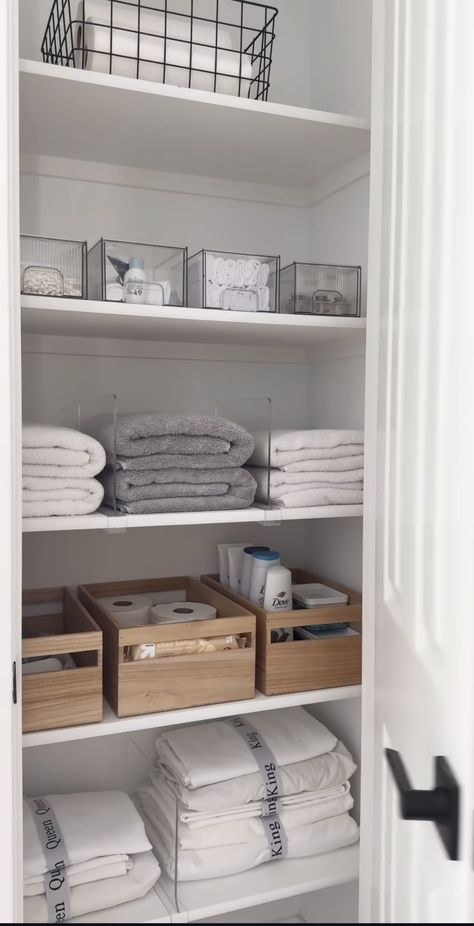 Organized Closet, House Organisation, Minimalist Closet, Linen Closet Organization, Dream Apartment Decor, Future Apartment Decor, Apartment Organization, Apartment Decor Inspiration, Future Apartment