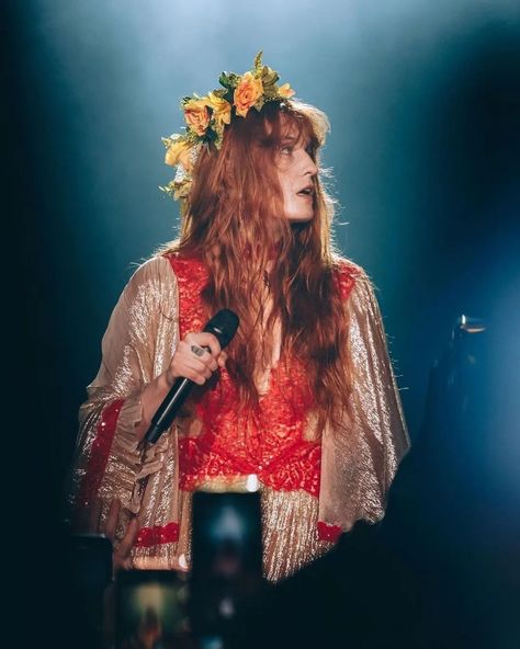 What Is Florence Wearing? (@whatisflorencewearing) • Fotos y videos de Instagram Florence Welsh, Florence Welch Style, Florence And The Machine, Angel Sleeves, Florence Welch, Florence The Machines, Concert Photography, Hozier, Decorative Buttons