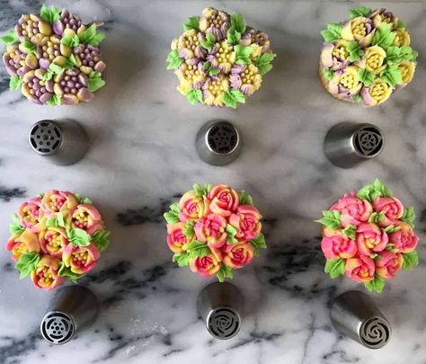 If you have ever wanted to try using the Russian Flower Tips To Create Beautiful Cupcakes, then read this Russian Piping Tips tutorial. Plus a video! Easy Cupcake Decorating Ideas, Easy Cupcake Decorating, Russian Tips, Easy Cupcakes Decoration, Cupcake Decorating Ideas, Cupcakes Flores, Flower Tips, Ideas Cupcakes, Russian Piping Tips