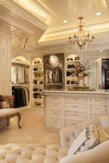 Having a big, organized closet makes getting ready for the day a much more pleasant process. While you don’t have to rock designer duds everyday, or spend a lot on your wardrobe, you can certainly hang your clothes in a closet fit for a king or queen to keep them in good condition while streamlining your daily routine. Plus, for homeowners, making permanent installations may help increase the value of your home. Elegant Closet, Design Closet, Dream Closet Design, Beautiful Closets, Decor Ikea, Dream Closets, Versace Home, Room Closet, Closet Designs