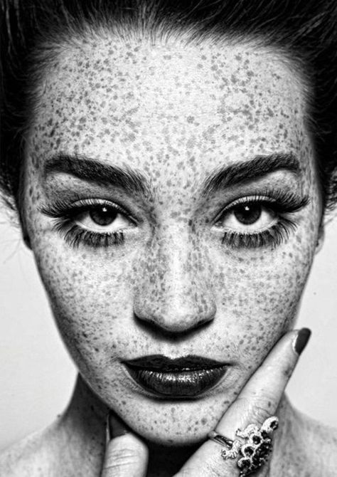 Circa 1960 © The Irving Penn Foundation Irving Penn, Freckle Face, People Of The World, Interesting Faces, 인물 사진, White Photo, 그림 그리기, White Photography, Black And White Photography