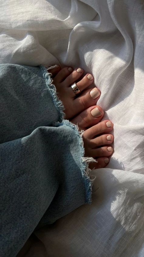 February Toe Nails, Nails On Foot, Nails Foot Design, Brown Pedicure Ideas, Brown Toe Nails, Nails On Toes, Feet Nails Ideas, Foot Nails Ideas, Brown Pedicure