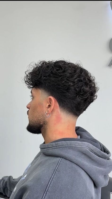 Curly Hair Taper, V Shaped Haircut, Taper Fade Short Hair, Haircuts For Balding Men, Fade Haircut Curly Hair, Low Taper Fade Haircut, Taper Fade Curly Hair, Best Fade Haircuts, Male Haircuts Curly