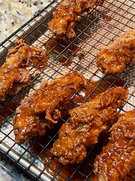 Honey Siracha Chicken, Best Fried Chicken Recipe, Buttermilk Chicken Tenders, Spicy Honey Chicken, Honey Sriracha Sauce, Honey Sriracha Chicken, Spicy Fried Chicken, Sriracha Chicken, Buttermilk Chicken