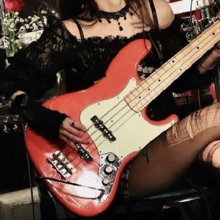 80s Metal Aesthetic Women, Red Rockstar Aesthetic, Rockstar Girl Aesthetic, Girl Band Aesthetic, Pop Rock Aesthetic, Rockstars Gf, Rolling Quartz, Red Guitar, Rockstar Girlfriend