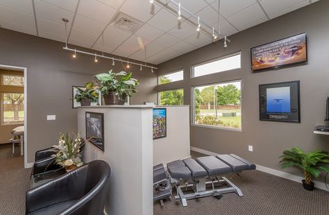 Semi-Open Adjusting Chirorpactic Physio Room, Physiotherapy Room, Chiropractic Office Decor, Chiro Office, Chiropractic Office Design, Medical Office Design, Half Walls, Work Office Decor, Clinic Interior Design