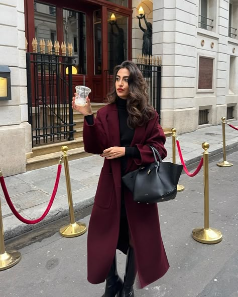 Taïna Cassagnes (@taina.csg) • Instagram photos and videos Fall Fashion Colorful, Burgundy Coat Outfit Winter, Burgundy Winter Outfits, Burgundy Coat Outfit, Burgundy Outfit Ideas, Burgundy Coat, Winter Coat Outfits, Burgundy Outfit, Burgundy Dress