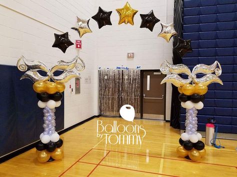 Masquerade themed balloon arch for a High School dance | Balloons by Tommy | #balloonsbytommy Masquerade School Dance, Spring Masquerade, Middle School Dance Themes, Dance Party Theme, School Dance Themes, Prom Balloons, Masquerade Dance, School Dance Ideas, Homecoming Themes