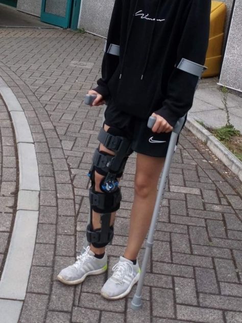 Knee Brace Outfit, Injury Aesthetic, Soccer Injuries, Mona Kasten, Spiegel Selfie, Corps Idéal, Leg Cast, Leg Injury, Video Call With Boyfriend Screen Photo