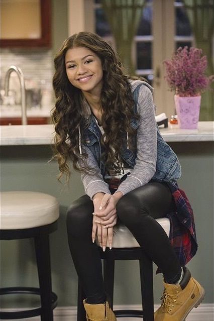 Kc Cooper, Undercover Outfits, Kc Undercover Outfits, Bookworm Clothes, K C Undercover, Kc Undercover, Mode Zendaya, Estilo Zendaya, Famke Janssen