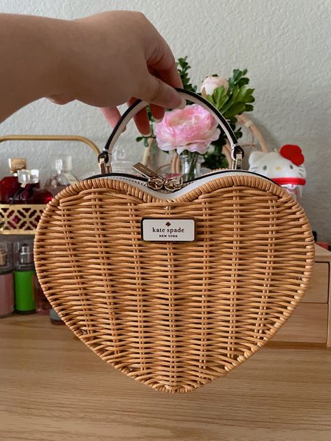 Heart Purse Outfit, Heart Bag Aesthetic, Kate Spade Heart Purse Outfit, Cute Spring Bags, Kate Spade Bag Aesthetic, Heart Purse Aesthetic, Coach Heart Purse, Luxury Heart-shaped Bag For Everyday Use, Kate Spade Heart Bag