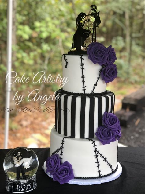 Nightmare before Christmas wedding cake Wedding Nightmare, Jack Skellington Cake, Fondant Christmas Cake, Christmas Wedding Cake, Gothic Wedding Cake, Nightmare Before Christmas Cake, Gothic Cake, Halloween Wedding Cakes, Christmas Wedding Themes