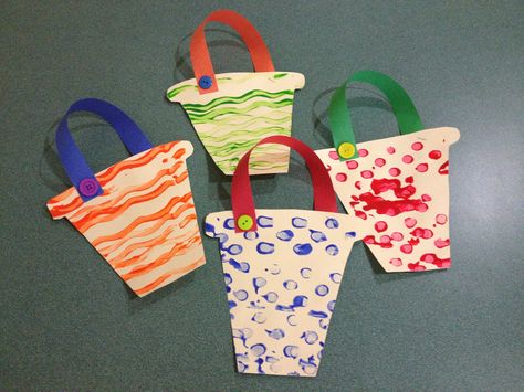 Make these sand pails for your beach theme. Cut out pail shape from manila folders, paint with rollers, add colored paper for handles and a button for accent. Beach Theme Preschool, Bucket Crafts, Beach Crafts For Kids, Summer Preschool Crafts, June Crafts, Maluchy Montessori, Beach Themed Crafts, Summer Preschool, Summer Crafts For Kids