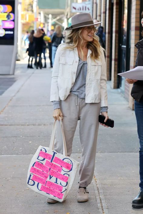 Sarah Jessica Parker Street Style, Lazy Girl Outfits, Sarah Jessica Parker Style, Sara Jessica Parker, Carrie Bradshaw Outfits, Parker Outfit, Gray Sweatpants, Goose Sneakers, Lazy Girl