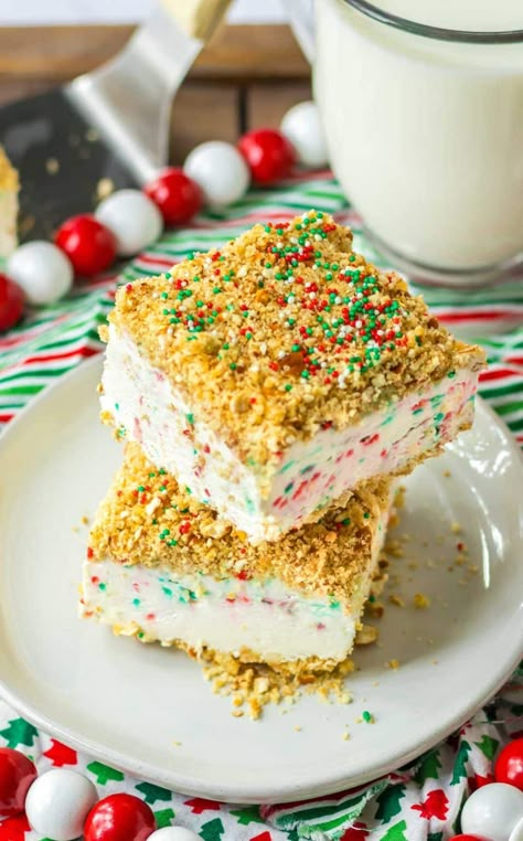 Christmas Crunch Cake, Crunch Cake Recipe, Peppermint Crunch, Christmas Crunch, Christmas Ice Cream, Impressive Dessert, Pastries Recipes, Christmas Eats, Christmas Cheesecake