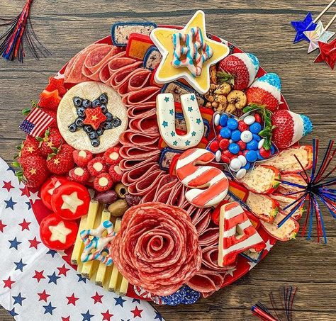 50+ Amazing 4th of July Charcuterie boards Everyone Will Love! This includes 4th of July charcuterie board, 4th of July charcuterie board ideas, 4th of July charcuterie, 4th of July charcuterie board dessert, 4th of July charcuterie board easy and more! This also includes July 4th charcuterie boards, charcuterie boards for 4th of July, 4th of July food, 4th of July food ideas, 4th of July food appetizers, 4th of July food bbq and more! #4thofjulycharcuterieboards #4thofjulycharcuterie Memorial Day Charcuterie Board, 4th Of July Food Appetizers, Fourth Of July Charcuterie Board, Holiday Gathering Food, 4th Of July Food Bbq, Charcuterie Board Dessert, 4th Of July Charcuterie Board, Food 4th Of July, 4th Of July Food Ideas