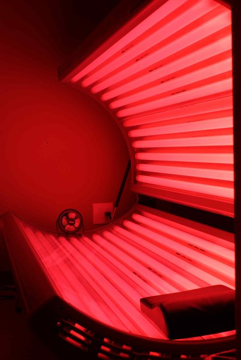 Red Light Therapy Red Light Therapy Benefits, Holistic Spa, Red Bed, Light Bed, Functional Health, Diy Outdoor Lighting, 34th Birthday, Infrared Light, Spa Interior