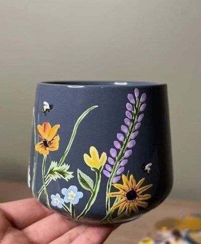 Painting Ceramic Mugs Diy, Pottery Painting Ideas Flower Pot, Ceramic Mugs Designs, Painting On Things Ideas, Coloring Pottery Ideas, Love Pottery Painting Ideas, Ceramic Art Mugs Design, Flower Pottery Design, Coffee Mug Designs Painted