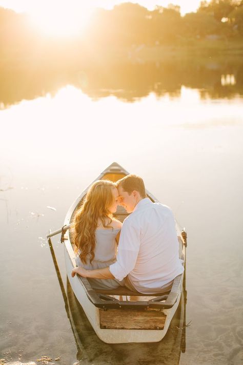 Boat Engagement Photos, Boat Photoshoot, Girl Western, Boat Pose, Lake Photography, Lake Boat, Photography Engagement, Wedding Engagement Photos, Engagement Photo Inspiration