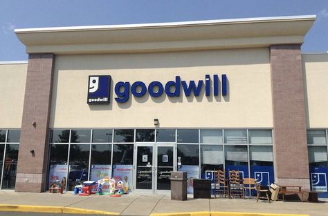 Goodwill Store, Ethical Shopping, Marie Kondo, Moving Services, Smart Living, Selling Clothes, Cleaning Organizing, Cheap Clothes, Thrift Store