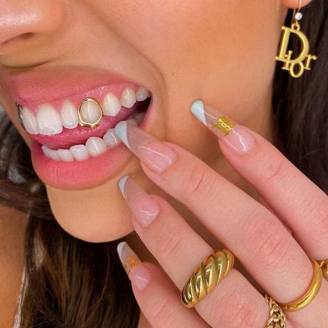 Girls With Grills, Gold Tooth Cap, Girl Grillz, Teeth Aesthetic, Pretty Teeth, Dental Jewelry, Grillz Teeth, Teeth Caps, Diamond Grillz