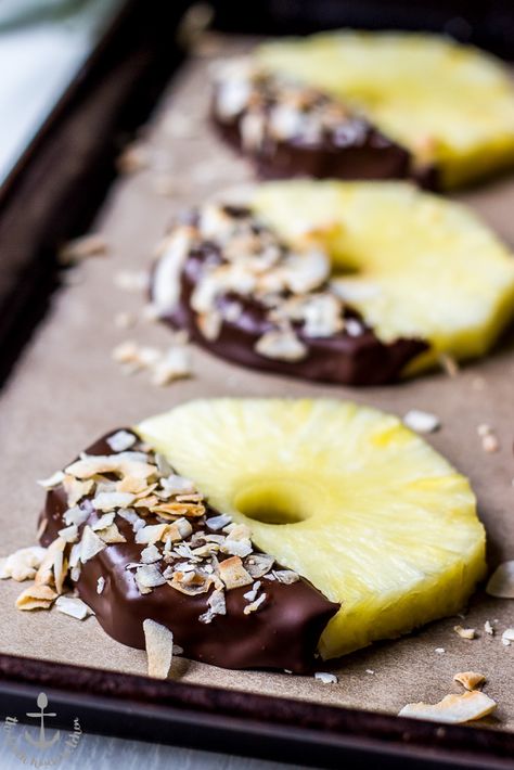 Chocolate Dipped Pineapple, Pineapple Recipes Healthy, Healthy Fruit Desserts, Pineapple Recipes, Pineapple Slices, Läcker Mat, Deilig Mat, Healthy Fruits, Toasted Coconut