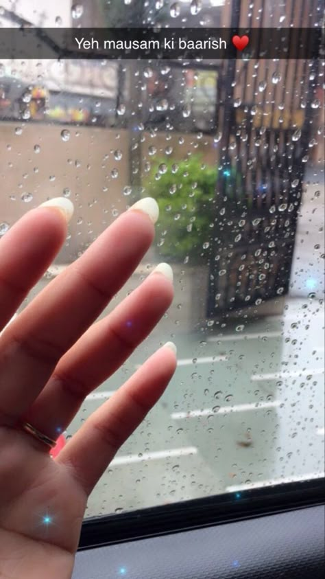 Hand Snapchat Stories, Barish Pics Snapchat, Barish Snapchat Story, Baarish Snaps, Barish Snap, Barish Pics, Barish Status, Rain Snap, Happy Rainy Day