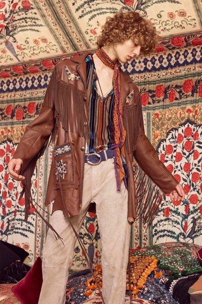 Roberto Cavalli Spring 2017 Menswear  *Look completo Hippie Fashion Men, Hippie Outfits Men, 70s Fashion Men, Hippie Men, Mode Hippie, 70s Outfits, Estilo Hippie, Men Fashion Show, Gay Fashion