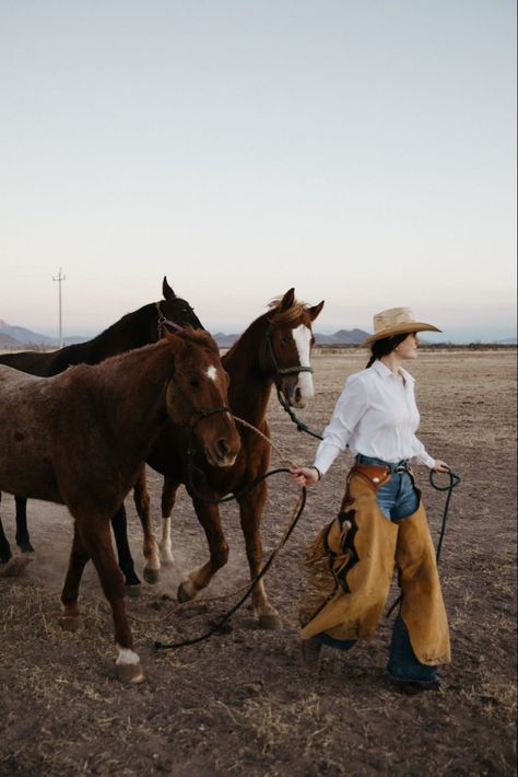 Kansas Aesthetic, Female Cowgirl, Ranch Photoshoot, Retro Western Aesthetic, Ranch Photos, Ranch Photography, Horse Senior Pictures, Cowgirl Photoshoot, Western Photoshoot