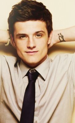 Holy crap! That's really hot! Shirt And Tie, Peeta Mellark, Josh Hutcherson, Movie Character, Catching Fire, Komik Internet Fenomenleri, Steve Rogers, Attractive People, Jennifer Lawrence