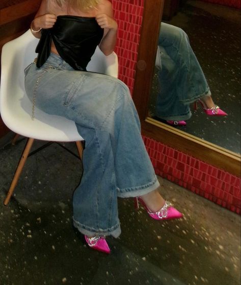 Pink Heels Outfit Jeans, Baggy Jeans And Heels Outfit, Baggy Jeans With Heels, Heels Baggy Jeans, High Heel Loafers Outfit, Y2k Jeans Outfit, Heel Loafers Outfit, Pink Heels Outfit, Dinner Fashion