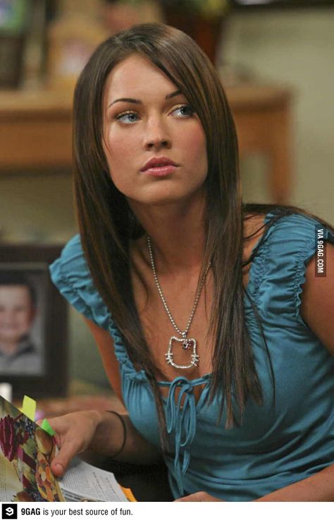 Megan Fox before any plastic surgery. But mainly I'm posting this because I Love her long hair. Most of the time people have long hair and it just hangs there. I like the shape and the face frame. Transformers Megan, Fox Actress, Megan Fox Hair, Megan Fox Style, Megan Fox Pictures, Megan Fox Photos, Megan Denise Fox, Best Beauty Tips, Long Straight Hair