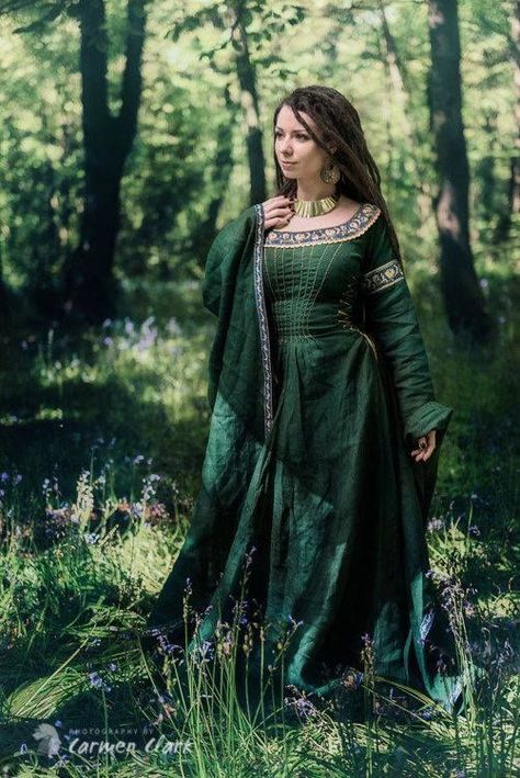 1000+ images about Costumes on Pinterest | Medieval, Tudor and Vikings Moda Medieval, Medieval Gown, Medieval Clothes, Fantasy Dresses, Medieval Costume, Medieval Times, Medieval Dress, Medieval Clothing, Fantasy Costumes