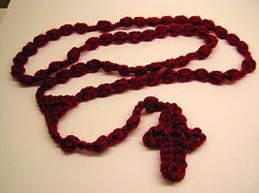 Crocheted Rosary Pattern–FREE! A black version of this is the only kind that meets the requirements for our troops! Rosary Pattern, Crochet Rosary, Easter Bookmarks, Paracord Patterns, Crochet Beading, Crochet Easter, Religious Crafts, Crochet Tips, Crochet Bookmarks