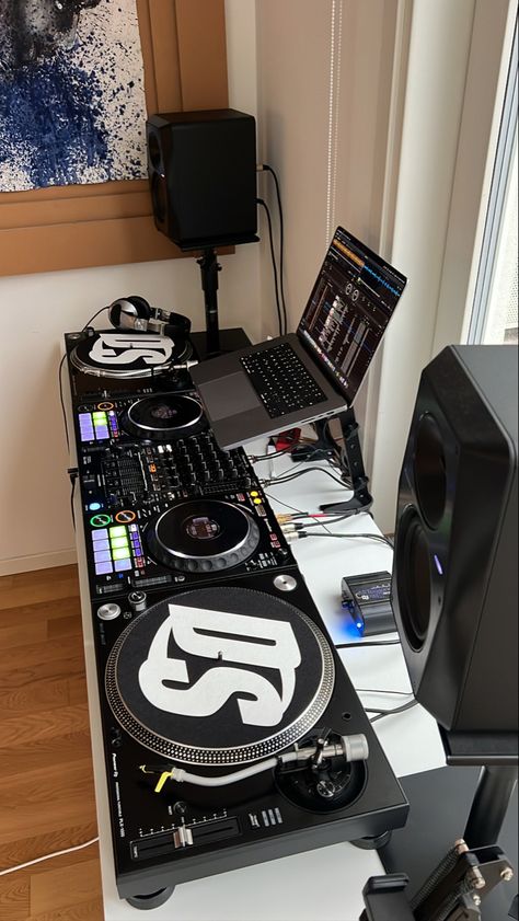 Home Dj Setup, Record Player Cabinet, Music Room Design, Dj Table, Dj Room, Home Music Rooms, Dj Speakers, Audio Studio, Home Studio Setup