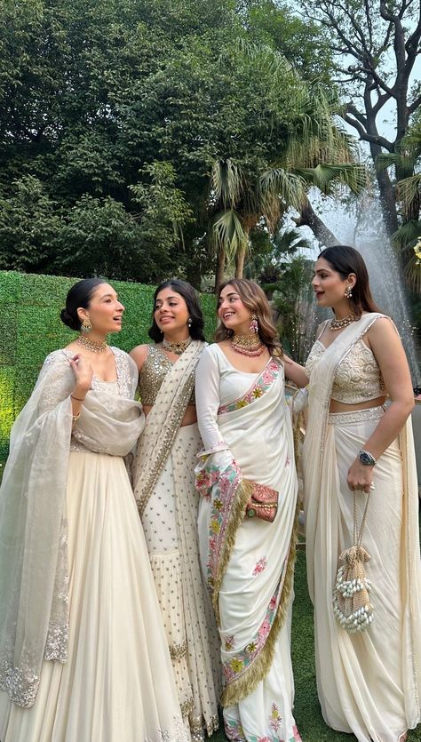 Desi Bridesmaids Aesthetic, Saree Outfit For Friends Wedding Indian, Desi Bridesmaids Outfits, Bridesmaid Indian Outfits, Indian Bridesmaids Outfits, Desi Bridesmaids, Lehenga Look, Indian Wedding Bridesmaids, Bridesmaid Indian