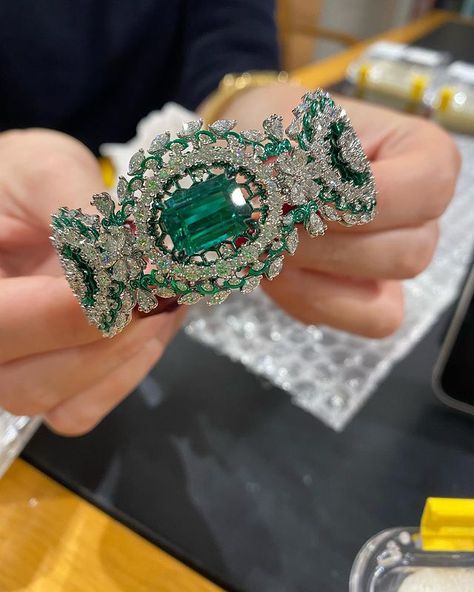 Victoire de Castellane 💎 (@victoiredecastellane) • Instagram photos and videos Victoire De Castellane, Wedding Jewellery Designs, Neck Pieces Jewelry, Neck Piece, Cuff Bangles, High Jewelry, Beautiful Dolls, Stone Jewelry, Cuff Bracelet