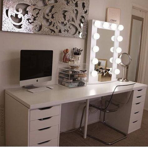 Makeup Bench, Makeup Vanity Ideas Bedrooms, Comfy Bench, Hal Decor, White Desk, Vanity Room, Glam Room, Lots Of Makeup, Room Desk