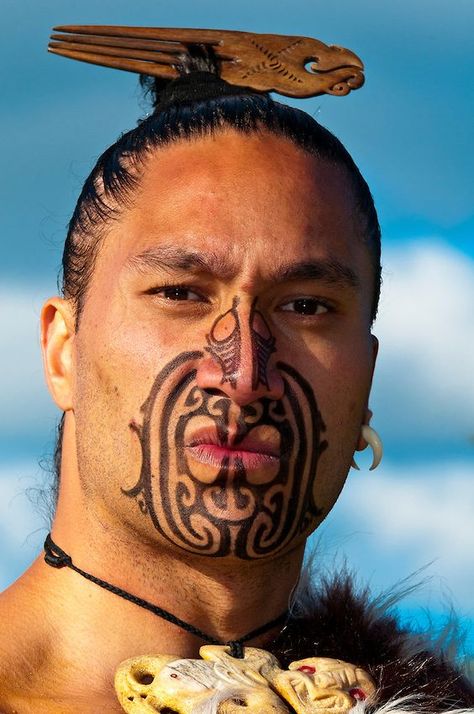 maori Ta Moko Tattoo, Maori Warrior, Maori People, Māori Culture, Facial Tattoos, Pintura Facial, Maori Art, Maori Tattoo, Face Tattoo