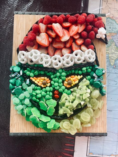 Grinch Board Food, Christmas Grinch Food Ideas, Grinch Inspired Party Food, Grinch Bachelorette Party, The Grinch Charcuterie Board, Grinch Savory Food, The Grinch Food, Grinch Themed Birthday Party Food, Grinch Party Treats