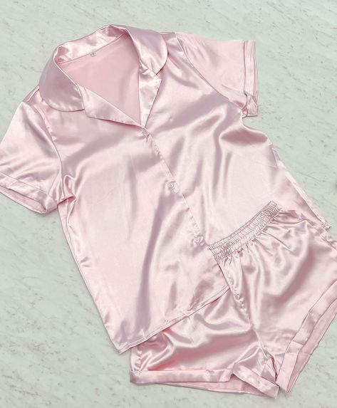 Pink Pijama Aesthetic, Princess Pajama Party, Cute Pink Pjs, Pink Silk Pjs, Pink Satin Pajamas, Pajamas Bridesmaids, Bridesmaids Pjs, Bridesmaids Pajamas