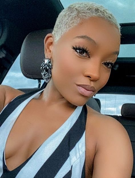 Short Hairstyle Women Platinum Blonde, Platinum Blonde Natural Hair, Bald Fade Women Black, Blonde Twa, Fade Haircut Women, Low Cut Hairstyles, Platinum Pixie Cut, Short Platinum Blonde Hair, Cute Blonde Hair