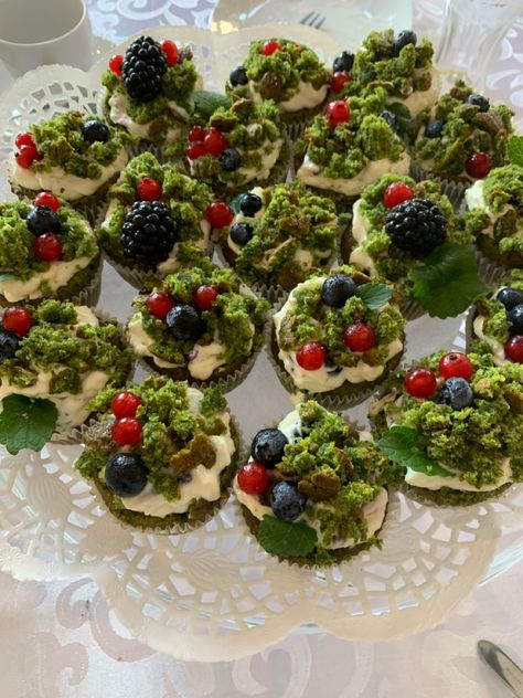 Enchanted Forest Party Snacks, Woodland Baking Ideas, Mushroom And Moss Cupcakes, Enchanted Forest Themed Desserts, Fantasy Themed Desserts, Moss Cupcakes Woodland Party, Woodland Party Cupcakes, Mother Nature Birthday Party, Cupcake Forest Theme