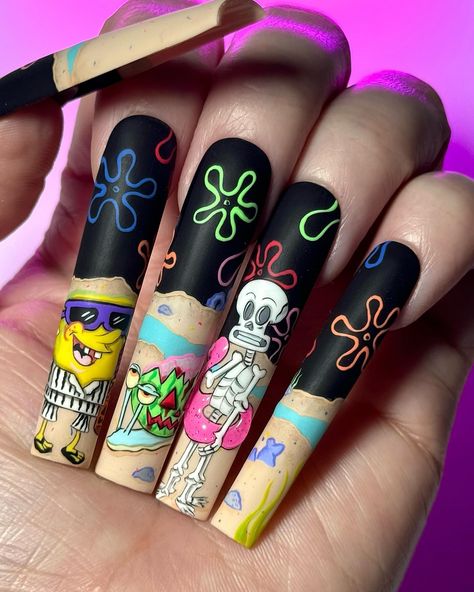 𝗧𝗵𝗲 𝗴𝗮𝗻𝗴 𝗴𝗼𝗲𝘀 𝘁𝗼 𝘁𝗵𝗲 𝗵𝗮𝘂𝗻𝘁𝗲𝗱 𝗯𝗲𝗮𝗰𝗵 💀🏝️👻 SpongeBob Summerween nails 🌞 ____ @nailz_by_dev @nailzbydevshop Code🖤𝗦𝗣𝗘𝗟𝗟𝗕𝗢𝗨𝗡𝗗🖤 ✨full cover XXL square tips ✨Block party liner gels ✨clear groovy glob gel ✨Hott chick jelly ✨Baddest black liner ✨Level up white liner ✨Lights out black gel ✨Boss battle gel ✨Glow powder ✨Matte Top coat ____ #nailzbydevshop #nailzbydev #spongebob #spongebobnails #spongebobmemes #cartoonnails #cartoonnailart #characternails #halloweennails #summerween #summerween... Halloween Spongebob Nails, Spongebob Halloween Nails, Nail Art Long Square, Summerween Nails, Nail Art Dessin, Spongebob Halloween, Spongebob Nails, Gary The Snail, Cartoon Nail Art