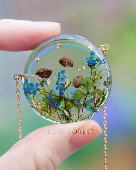 Lost Forest, Seni Resin, Diy Jewelry Rings, Flower Resin Jewelry, Plant Jewelry, Resin Jewelry Diy, Diy Jewelry Inspiration, Resin Jewelry Making, Eco Resin