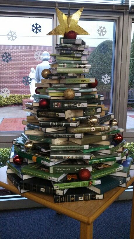 Bookstore Christmas Decorations, Christmas Book Tree, Christmas Library Displays Ideas, Christmas Classroom Display, Library Christmas Decor, December Book Displays, Public Library Book Displays, Book Trees Christmas, Book Themed Christmas Tree