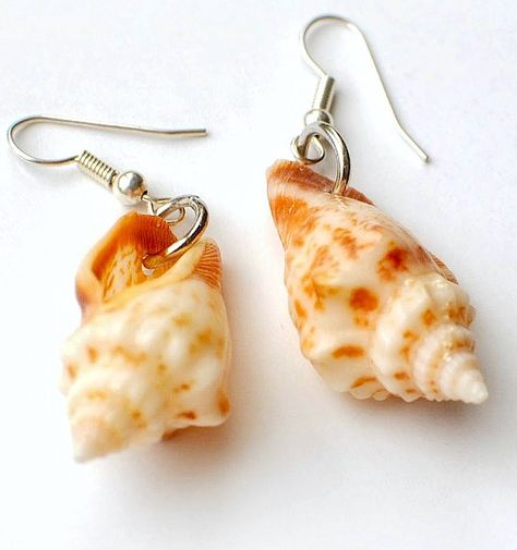 Cute and Simple DIY Seashell Earrings: http://beachblissliving.com/how-to-make-seashell-jewelry/ Art Coquillage, Shells Diy, Shell Crafts Diy, Seashell Earrings, Seashell Jewelry, Seashell Necklace, Crafts To Make And Sell, Seashell Crafts, Skateboard Art