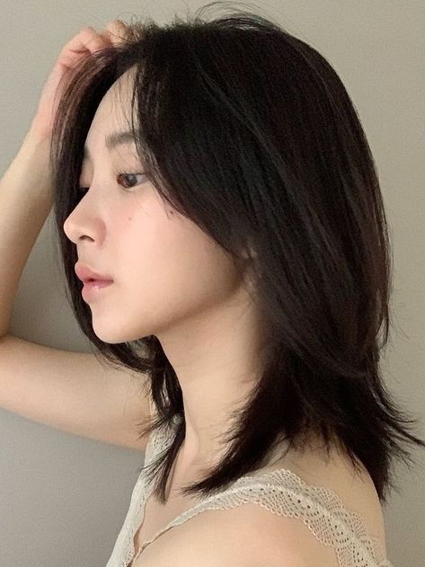 (Korean Layered Haircut) hush cut for medium length hair Haircuts Korean Women, Haircut Ideas Short Layered, Hush Cut For Short Hair, Short Long Layers Haircut, Asian Short Layered Hair, Korean Hair Medium Length, Mid Length Bob Hairstyles For Fine Hair, Short Layered Haircuts Asian, Hush Cut Shoulder Length