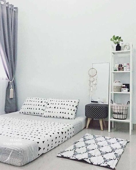 Bilik Idaman, Easy Room Decor, Minimalist Bedroom Design, Hiasan Bilik, Dorm Room Inspiration, Bilik Tidur, Small Bedroom Decor, Bedroom Decor Design, Minimalist Room