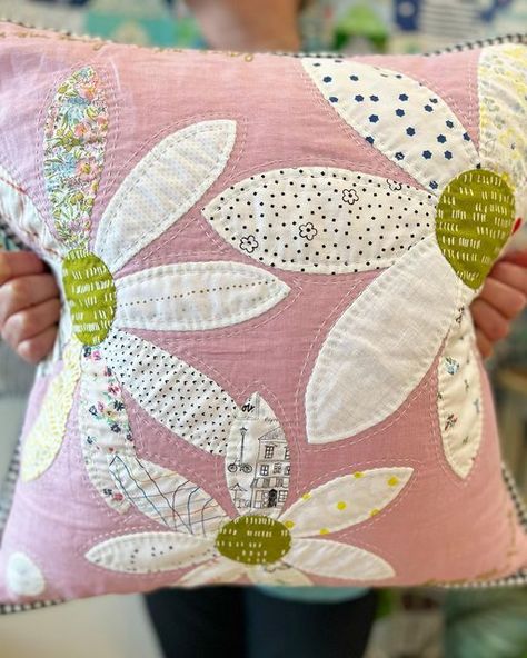 Pillow Applique Ideas, Applique Pillow Covers, Diy Pillow Covers Decorative Craft Ideas, Applique Cushions Ideas, Applique Pillows Ideas, Quilted Pillows Diy, Appliqued Pillows, Appliqué Pillows, Patchwork Gifts